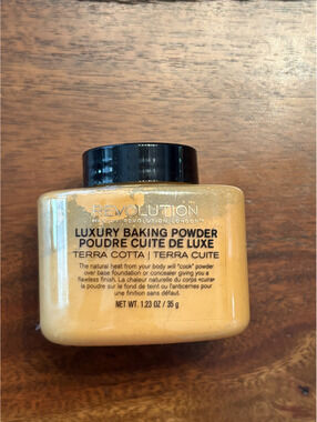 Revolution Luxury Baking Powder Terracotta Deep. NEW!